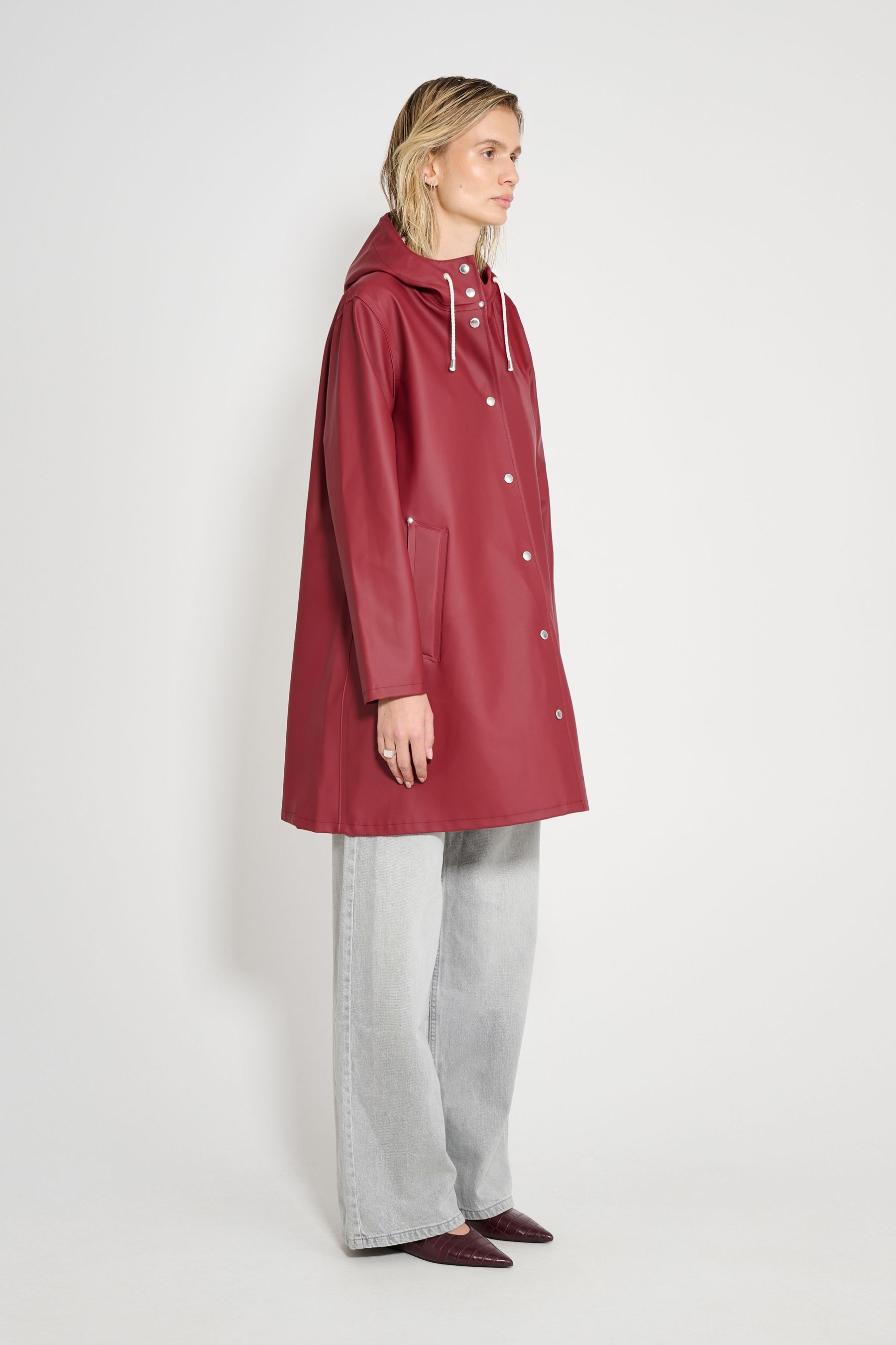 stutterheim mosebacke original a-line raincoat burgundy spring-pop-up-colours