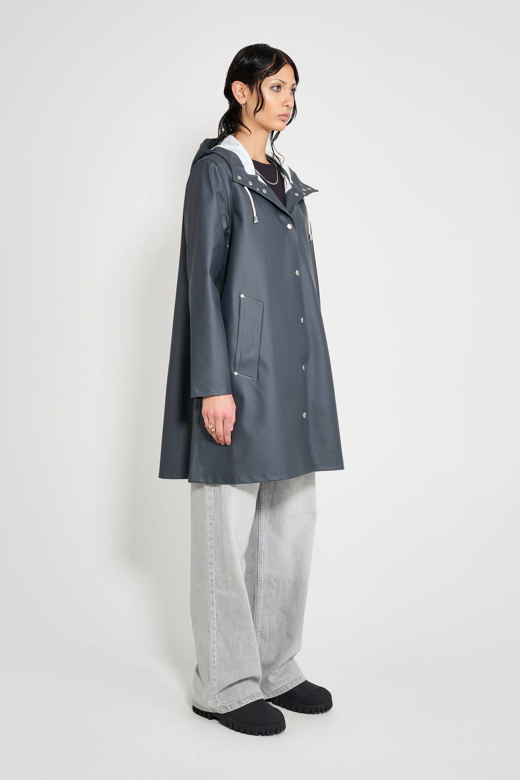 stutterheim mosebacke original a-line raincoat charcoal women jackets raincoats