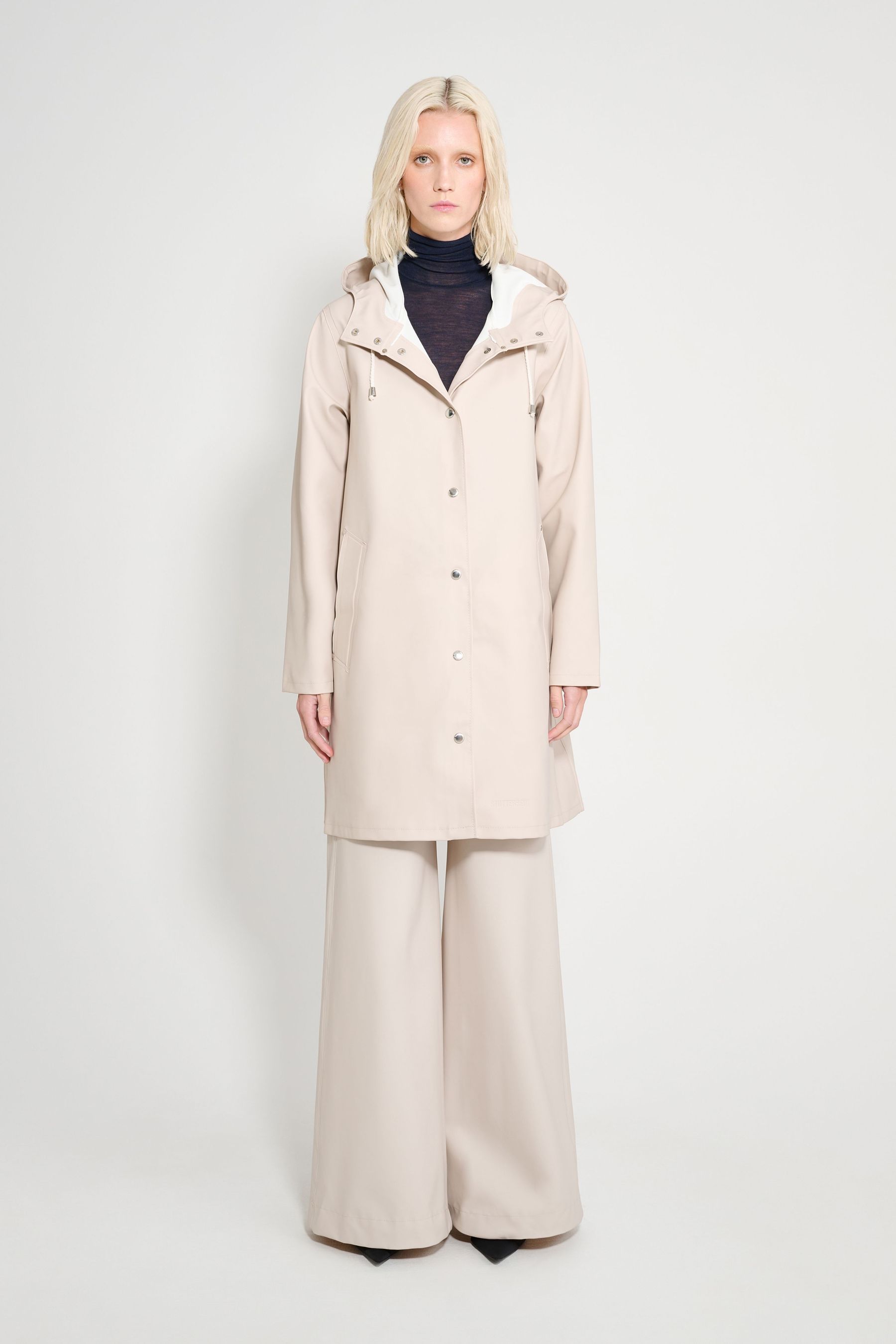 stutterheim mosebacke original a-line raincoat light sand women jackets raincoats