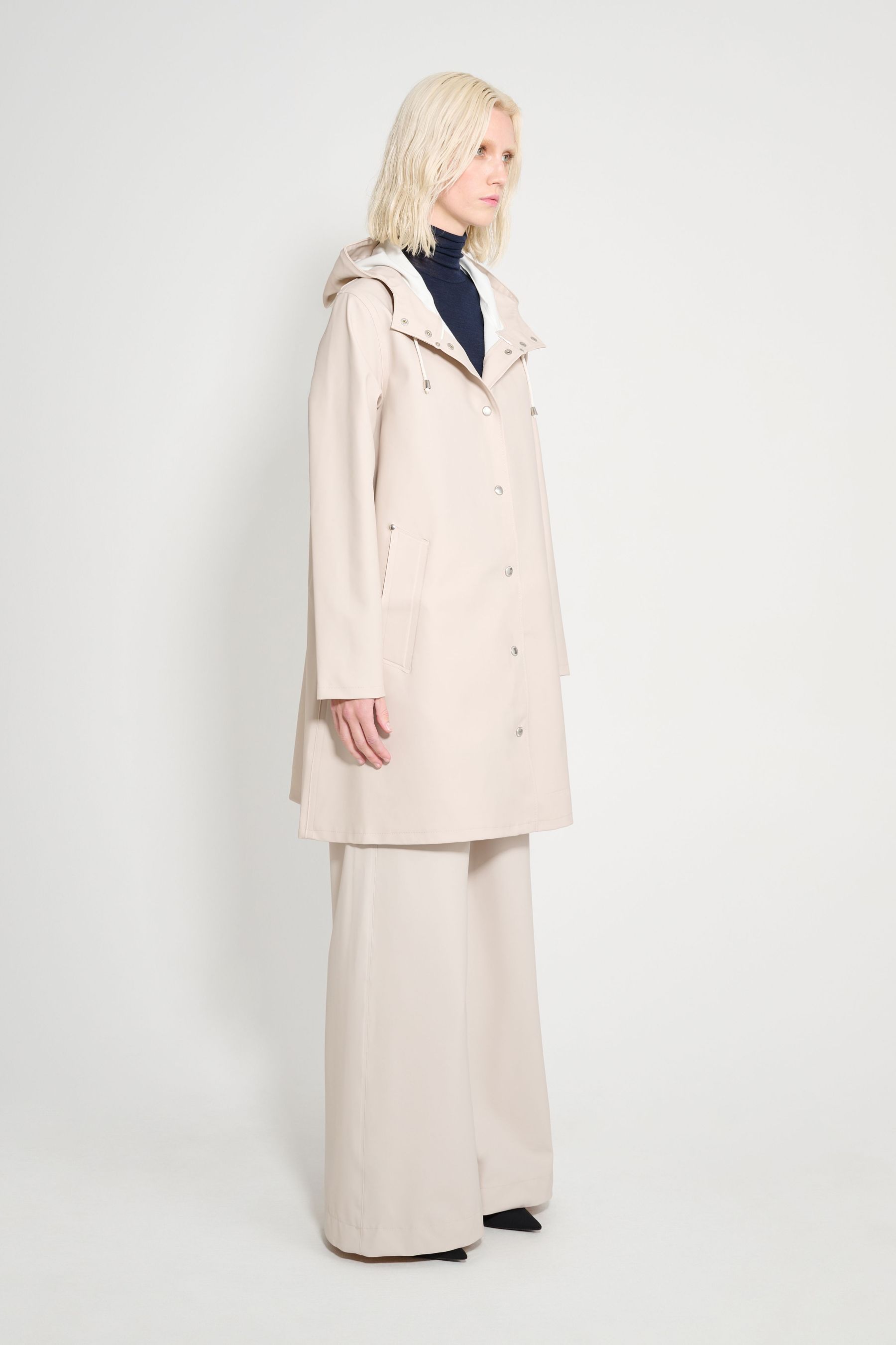 stutterheim mosebacke original a-line raincoat light sand women jackets raincoats