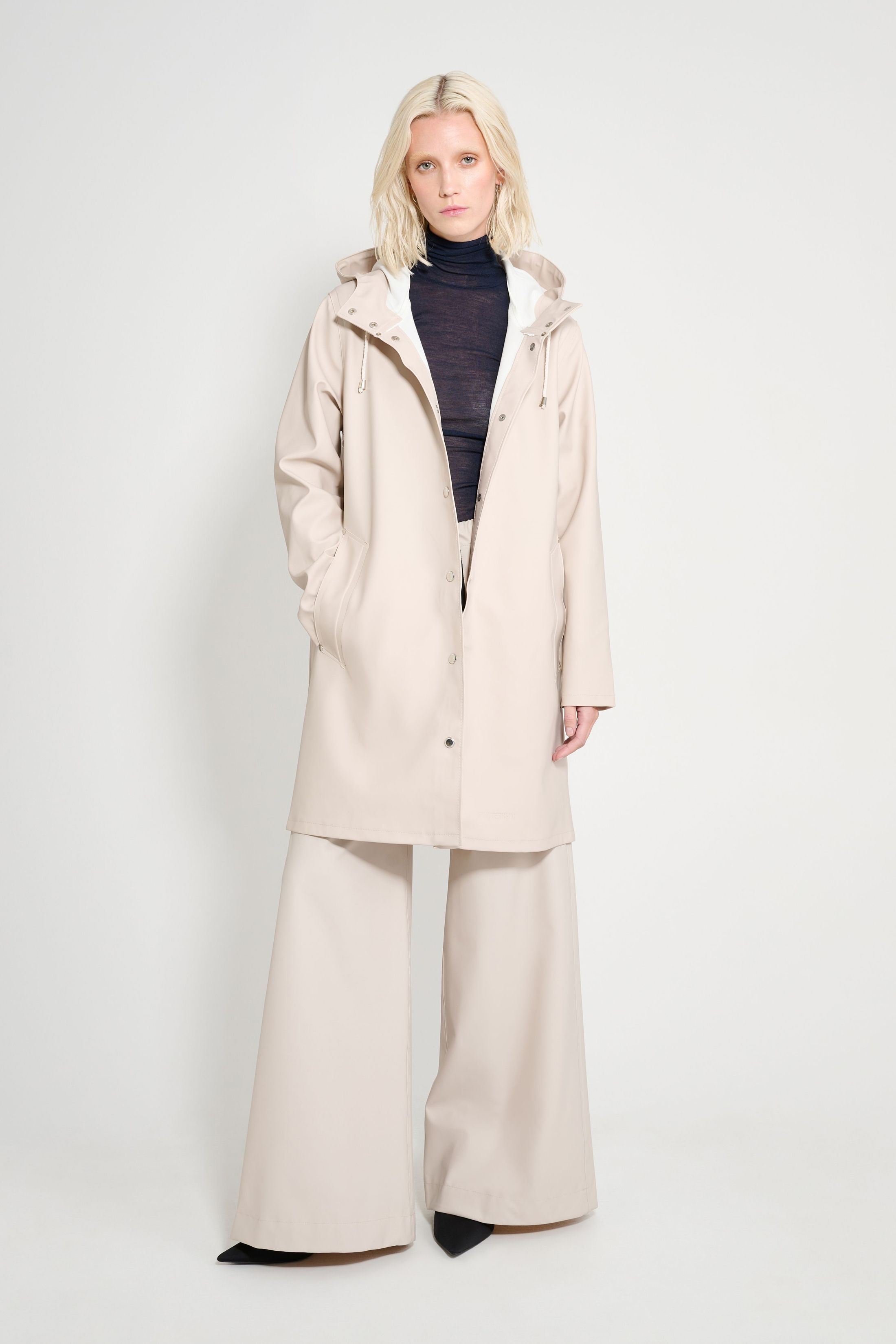 stutterheim mosebacke original a-line raincoat light sand women jackets raincoats