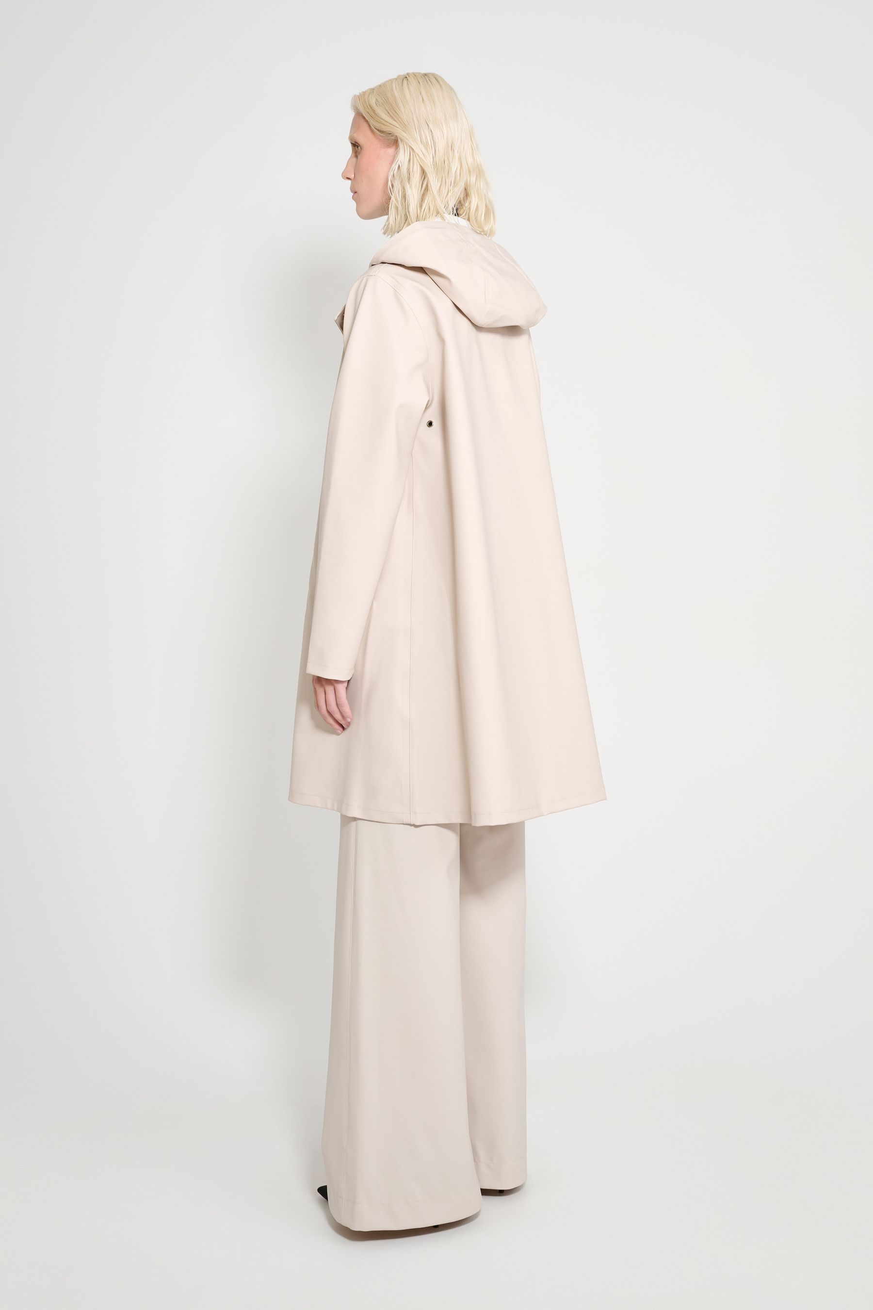 stutterheim mosebacke original a-line raincoat light sand women jackets raincoats