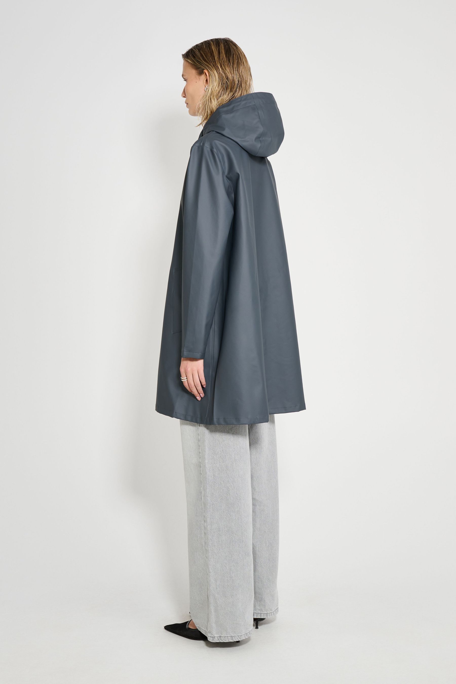 stutterheim mosebacke lightweight raincoat charcoal women jackets raincoats