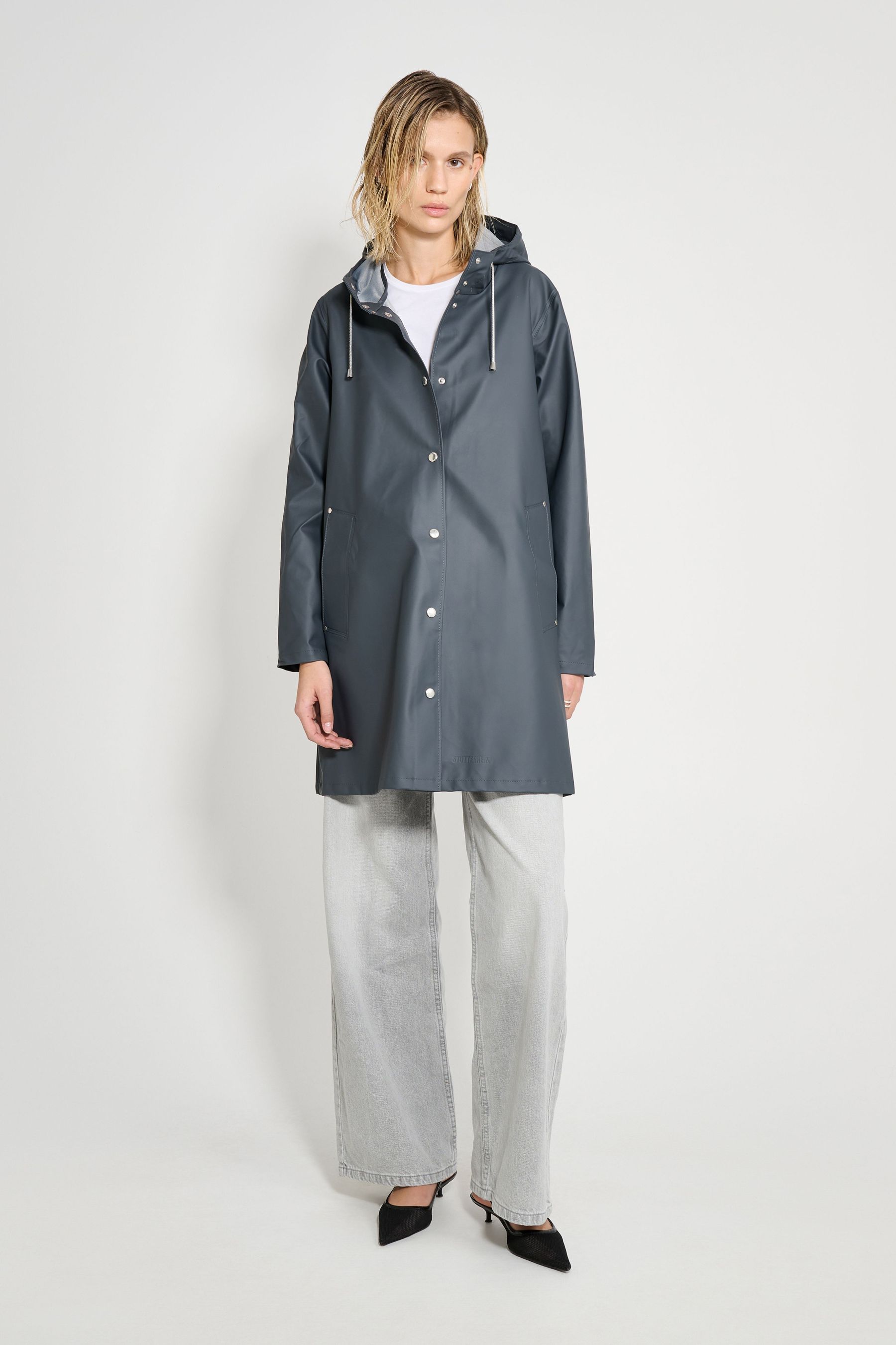 stutterheim mosebacke lightweight raincoat charcoal women jackets raincoats
