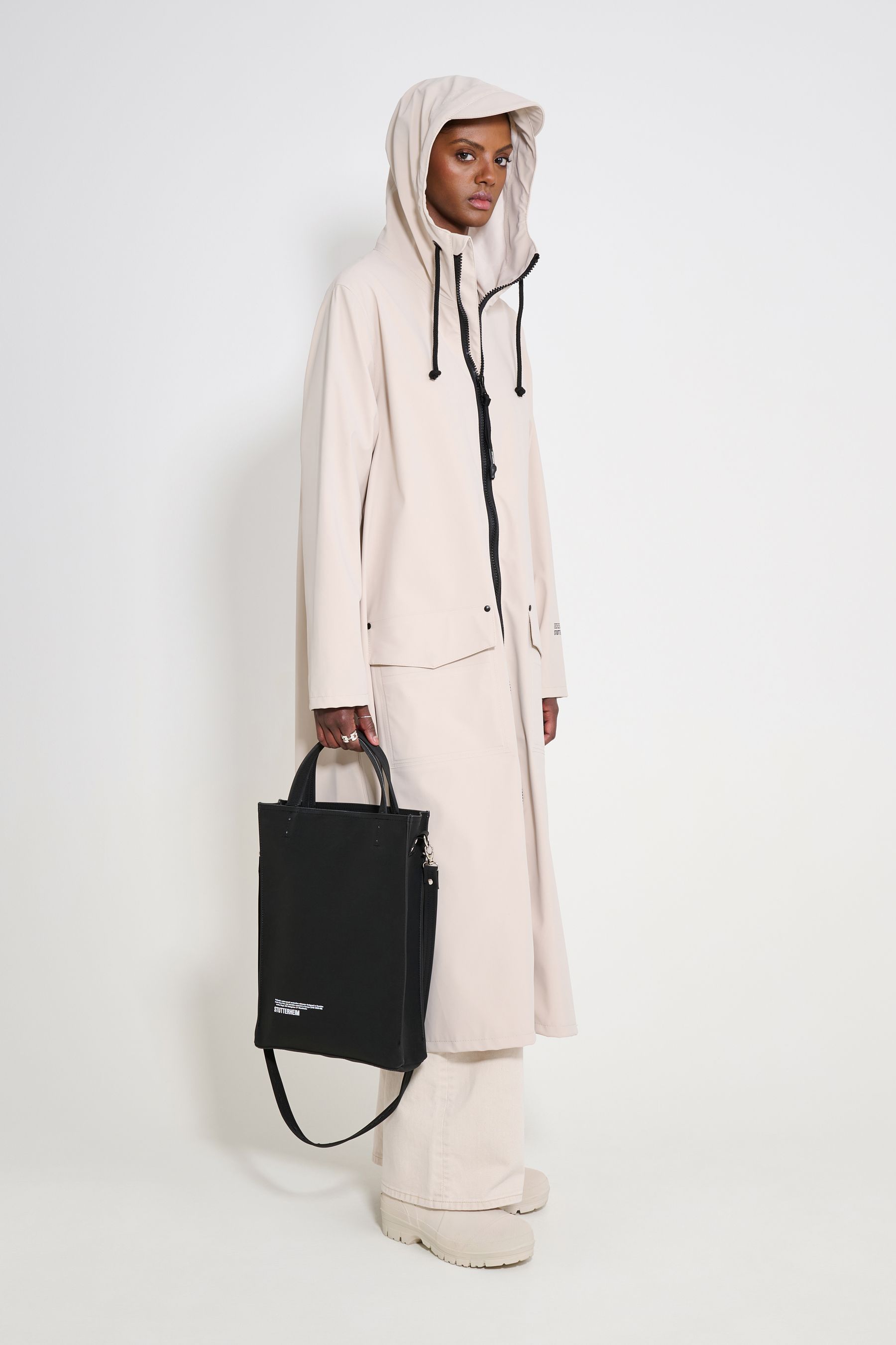 stutterheim mosebacke long patch raincoat light sand women jackets long-raincoats