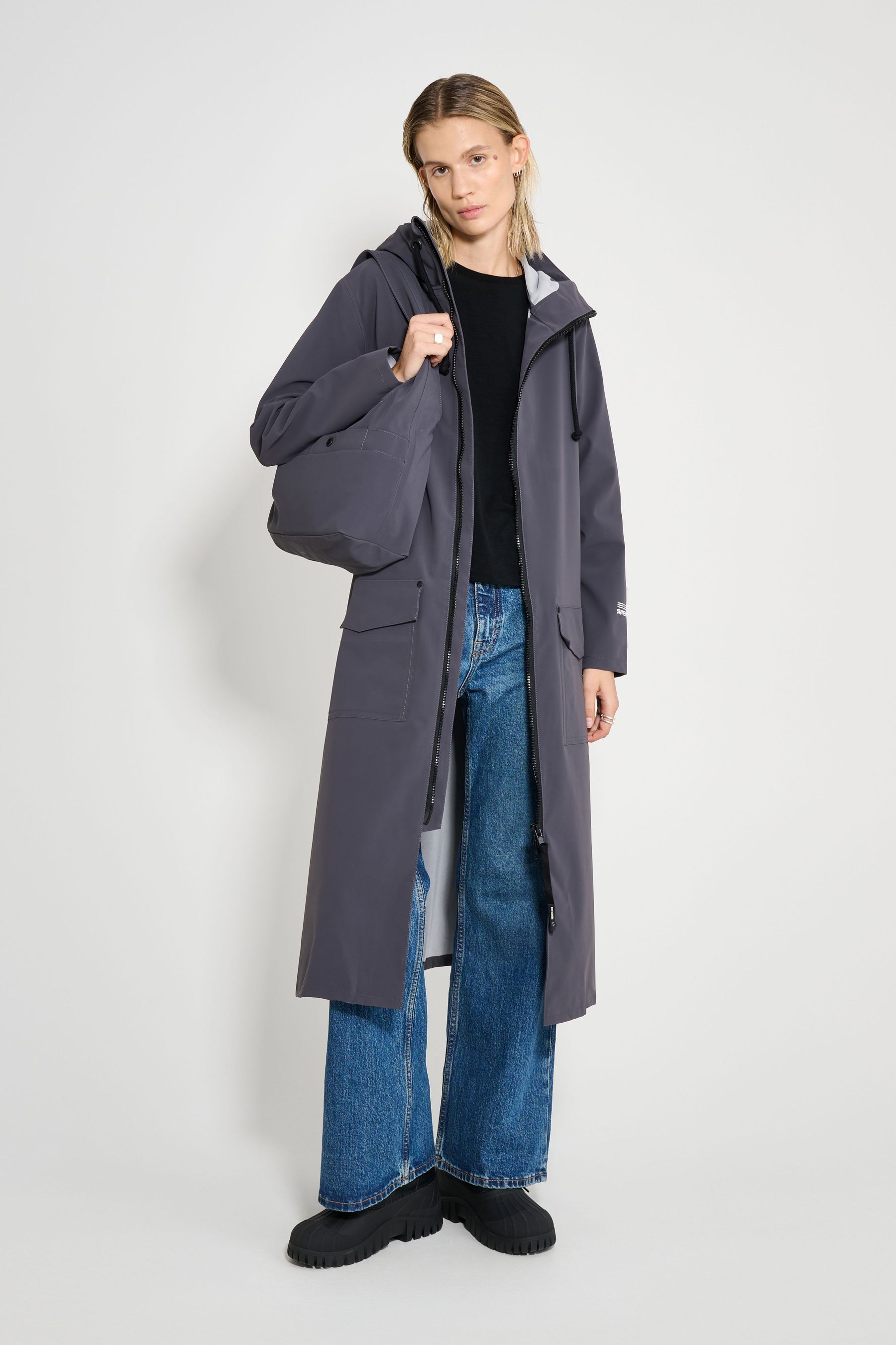 stutterheim mosebacke long patch raincoat mystic blue women jackets long-raincoats