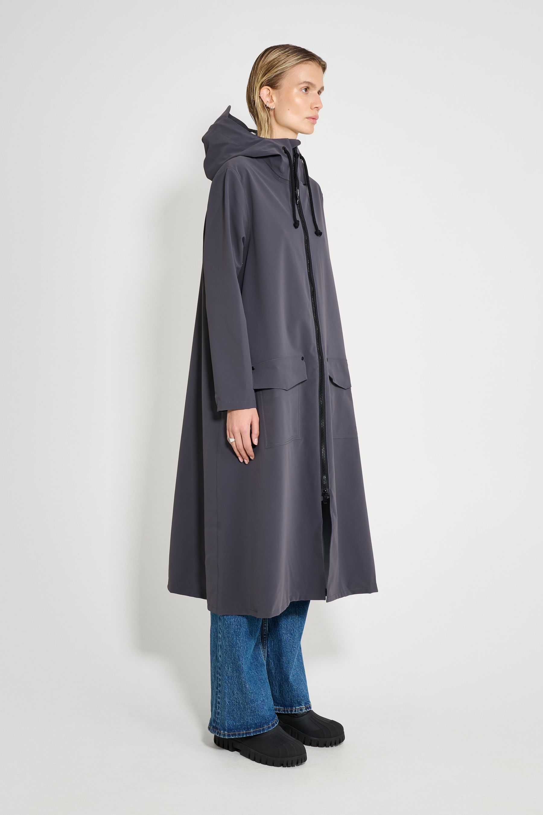 stutterheim mosebacke long patch raincoat mystic blue women jackets long-raincoats