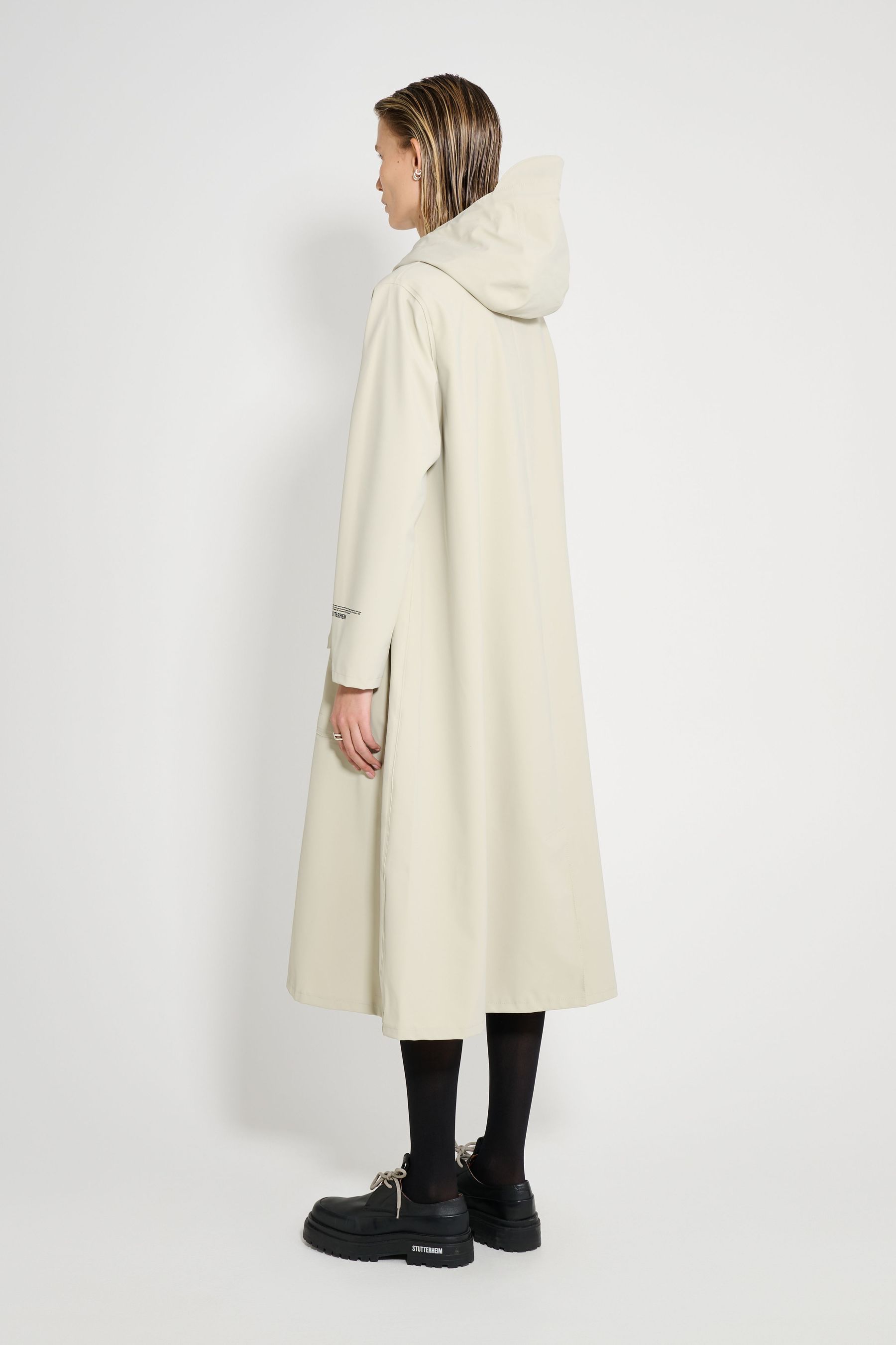 stutterheim mosebacke long patch raincoat pelican women jackets long-raincoats