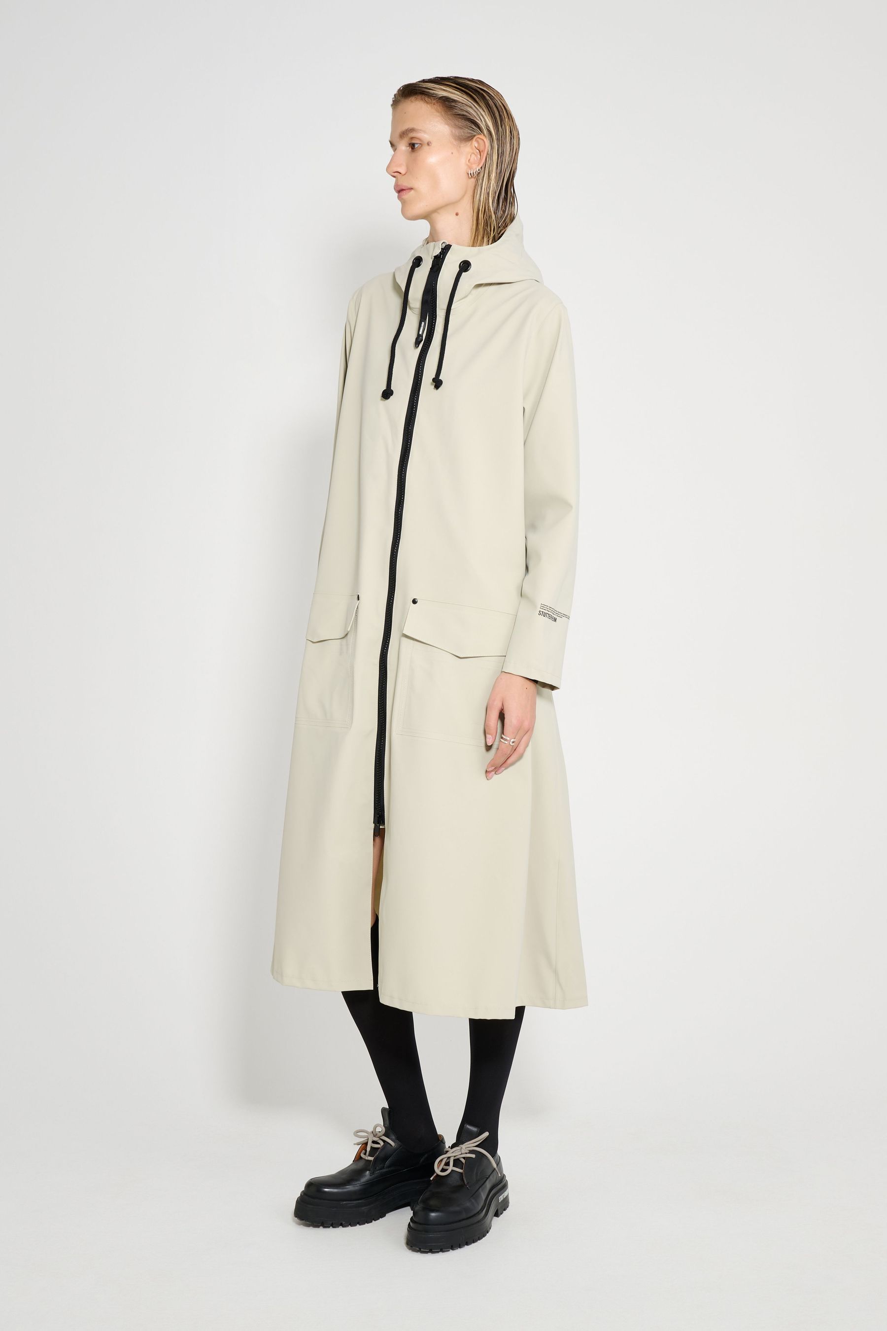 stutterheim mosebacke long patch raincoat pelican women jackets long-raincoats