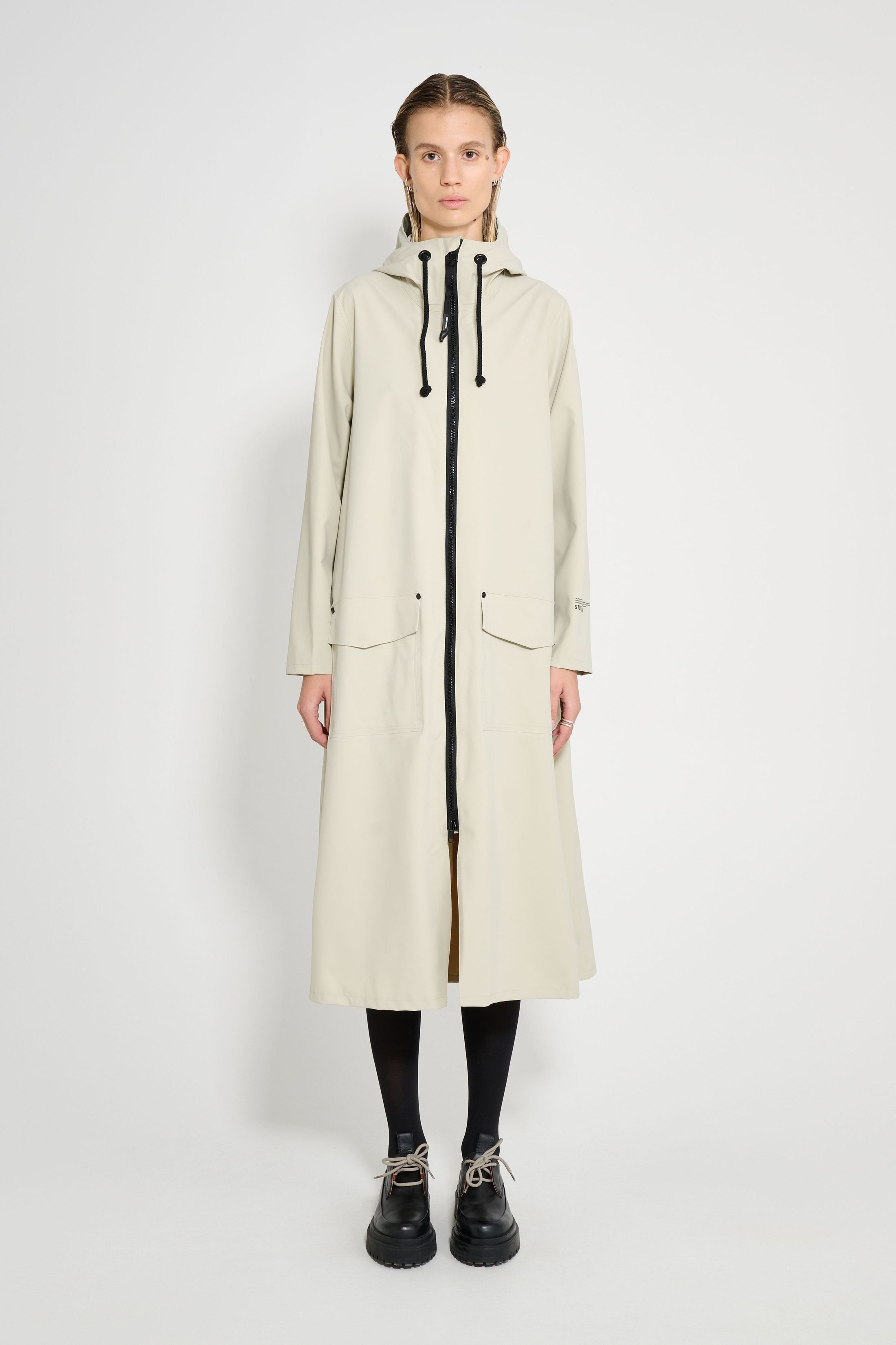 stutterheim mosebacke long patch raincoat pelican women jackets long-raincoats