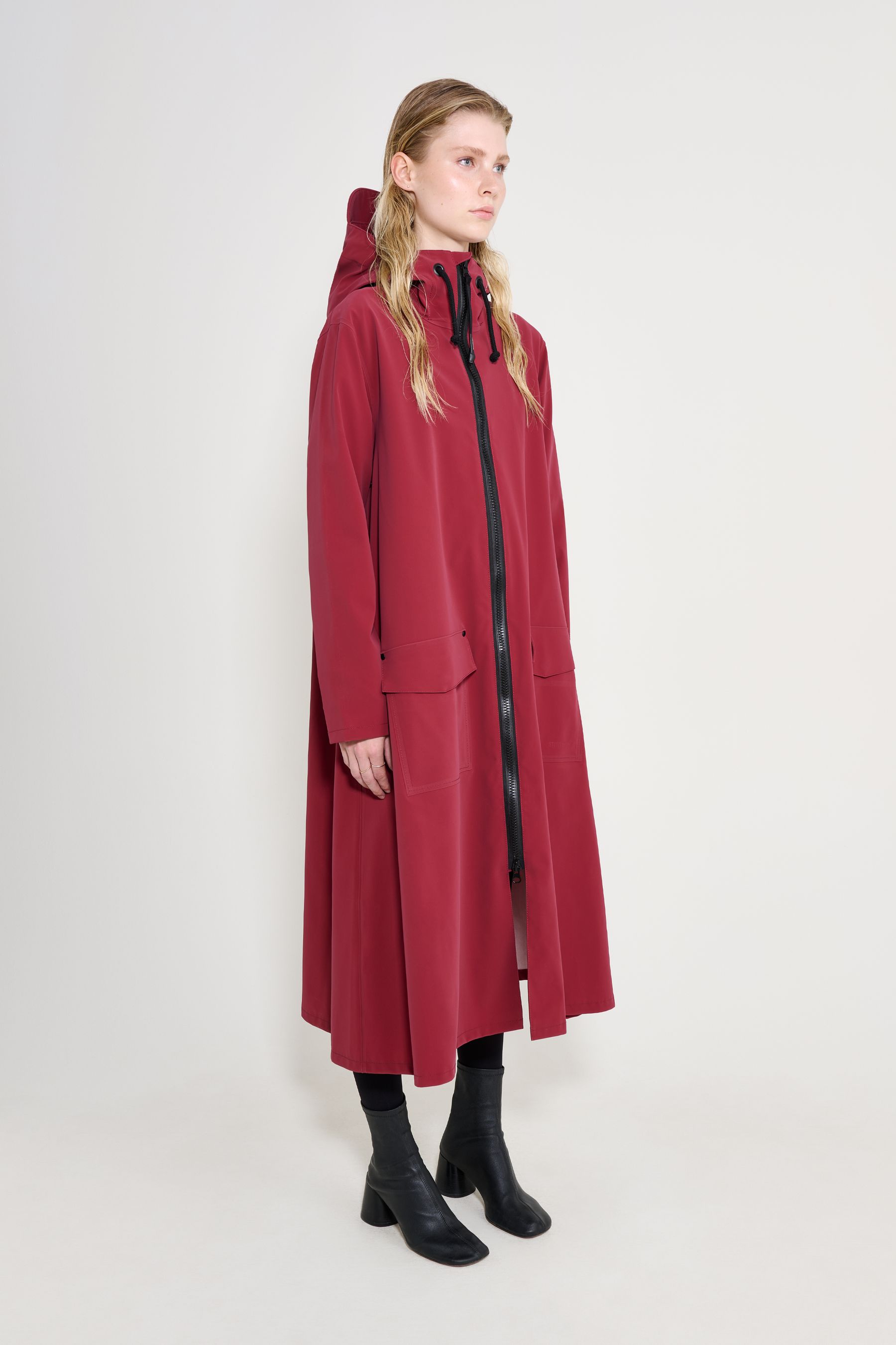 stutterheim mosebacke long patch raincoat burgundy women jackets long-raincoats