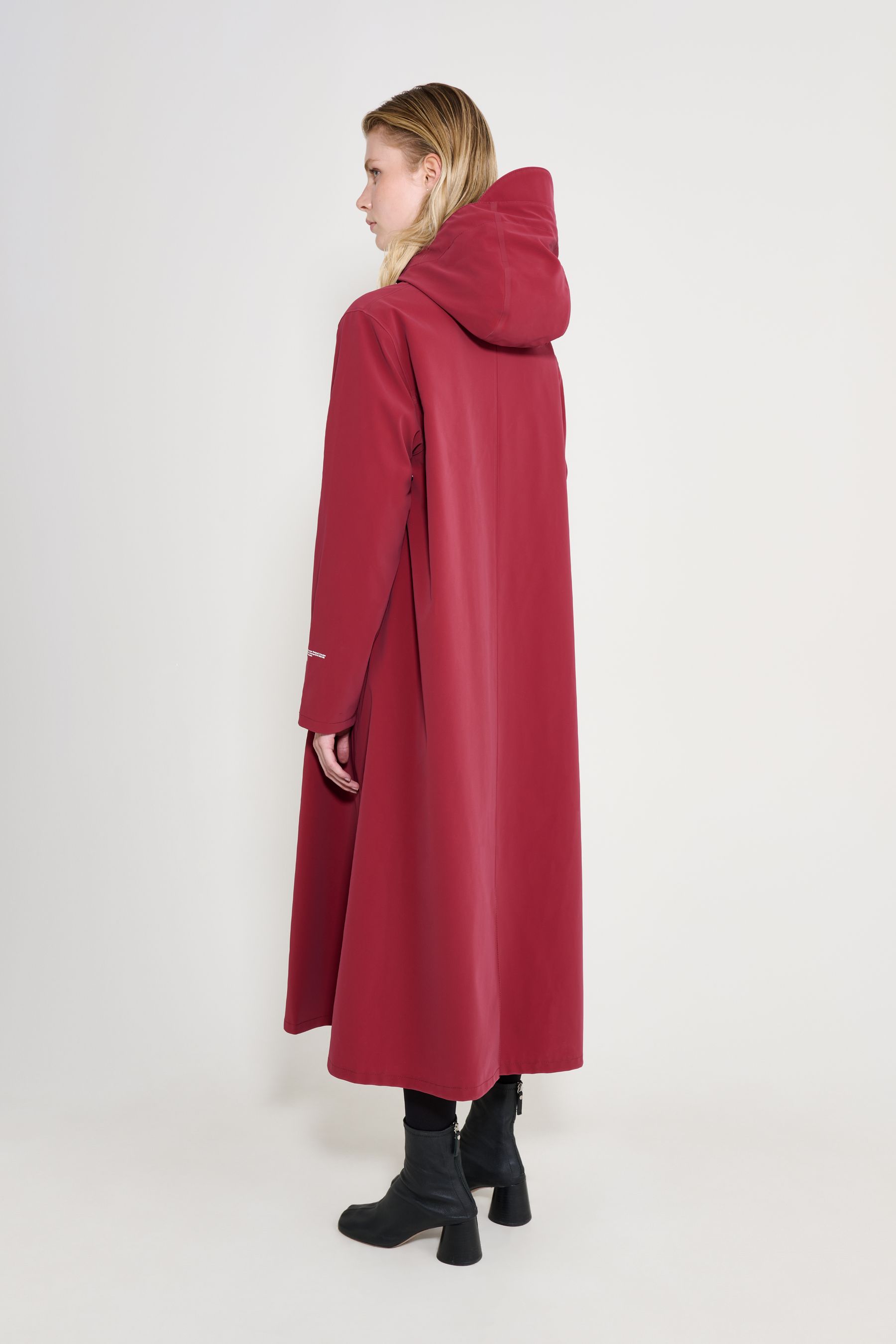stutterheim mosebacke long patch raincoat burgundy women jackets long-raincoats