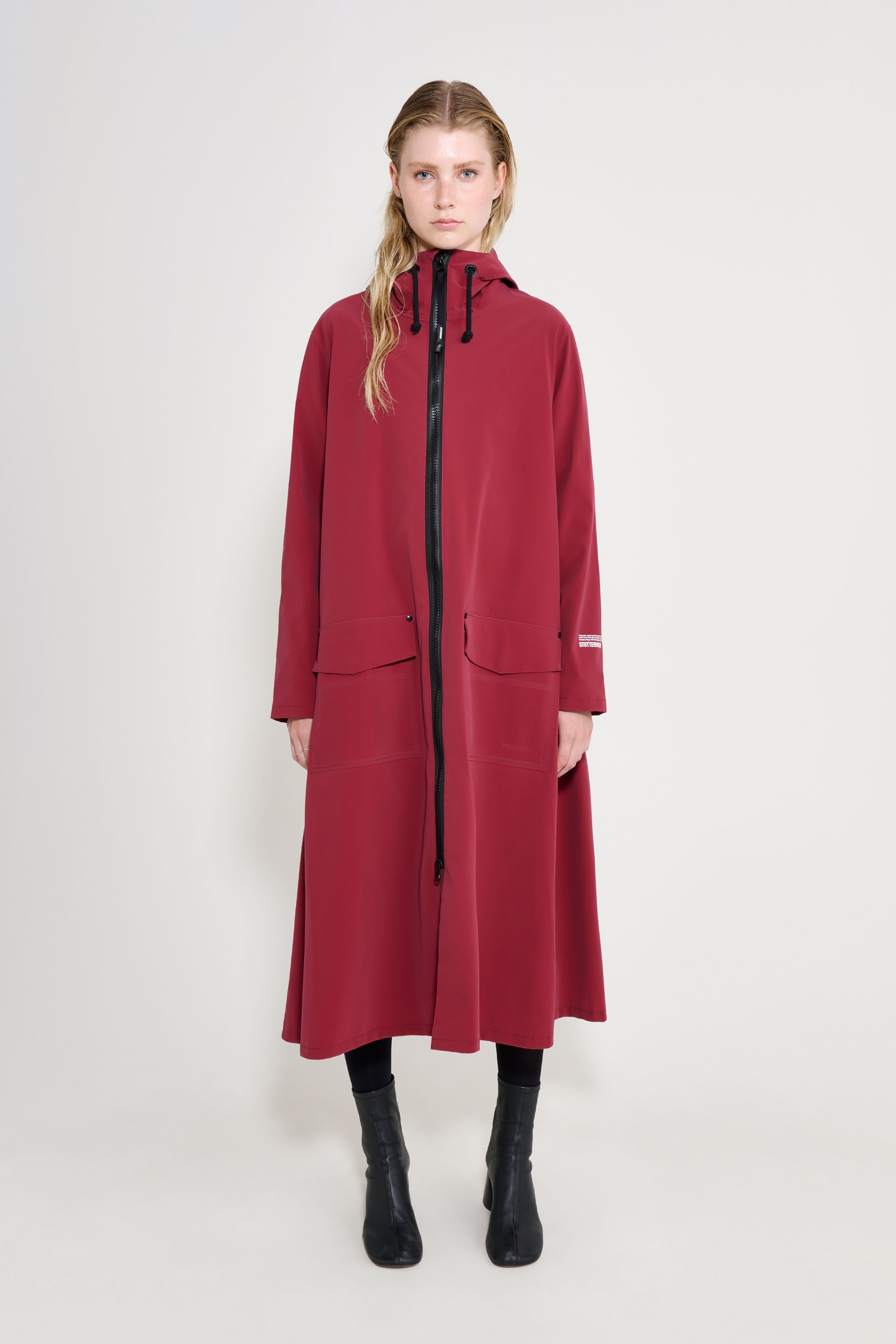 stutterheim mosebacke long patch raincoat burgundy women jackets long-raincoats