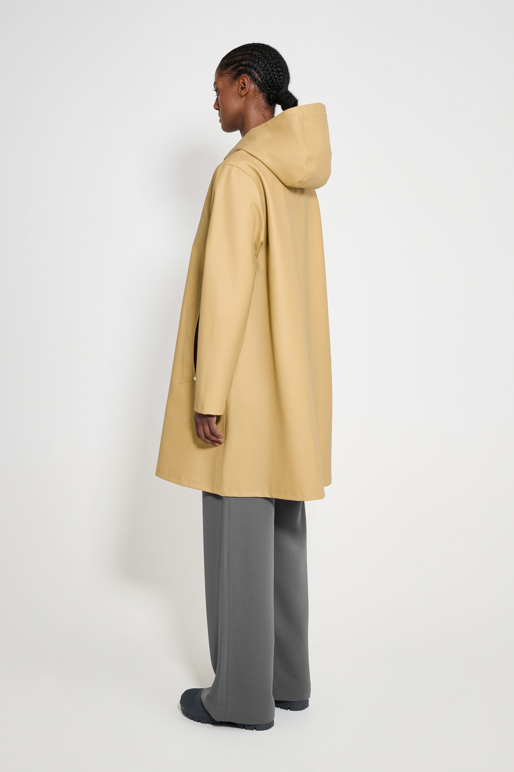 stutterheim mosebacke original a-line raincoat sand women jackets raincoats