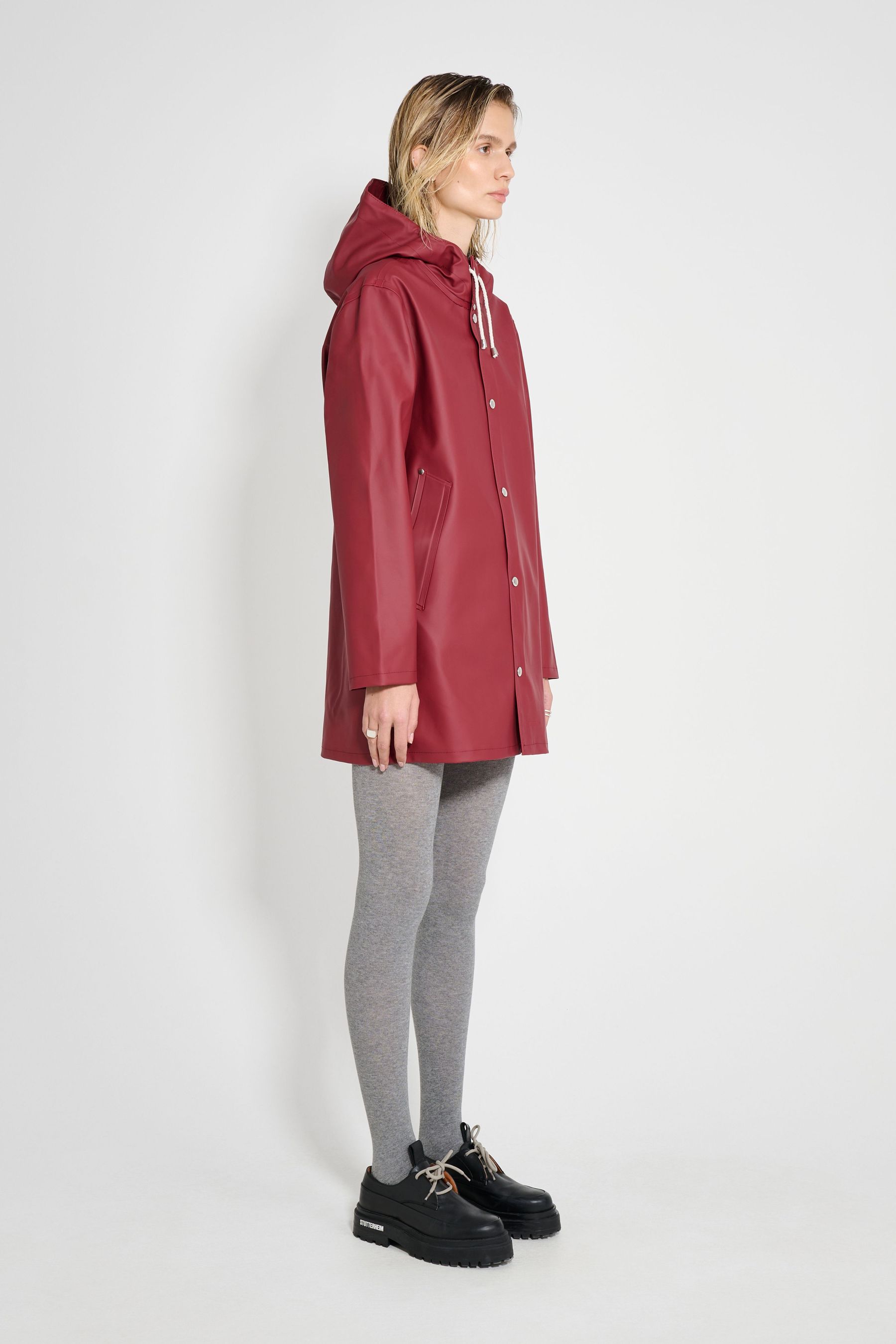 stutterheim stockholm original raincoat burgundy women jackets