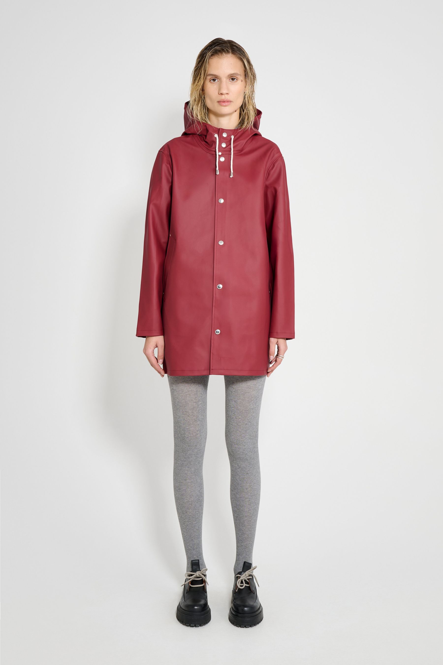 stutterheim stockholm original raincoat burgundy women jackets