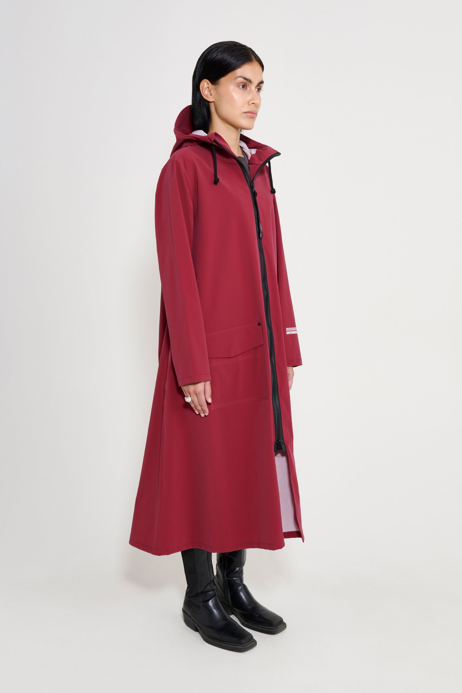 stutterheim stockholm long patch raincoat burgundy women jackets long-raincoats