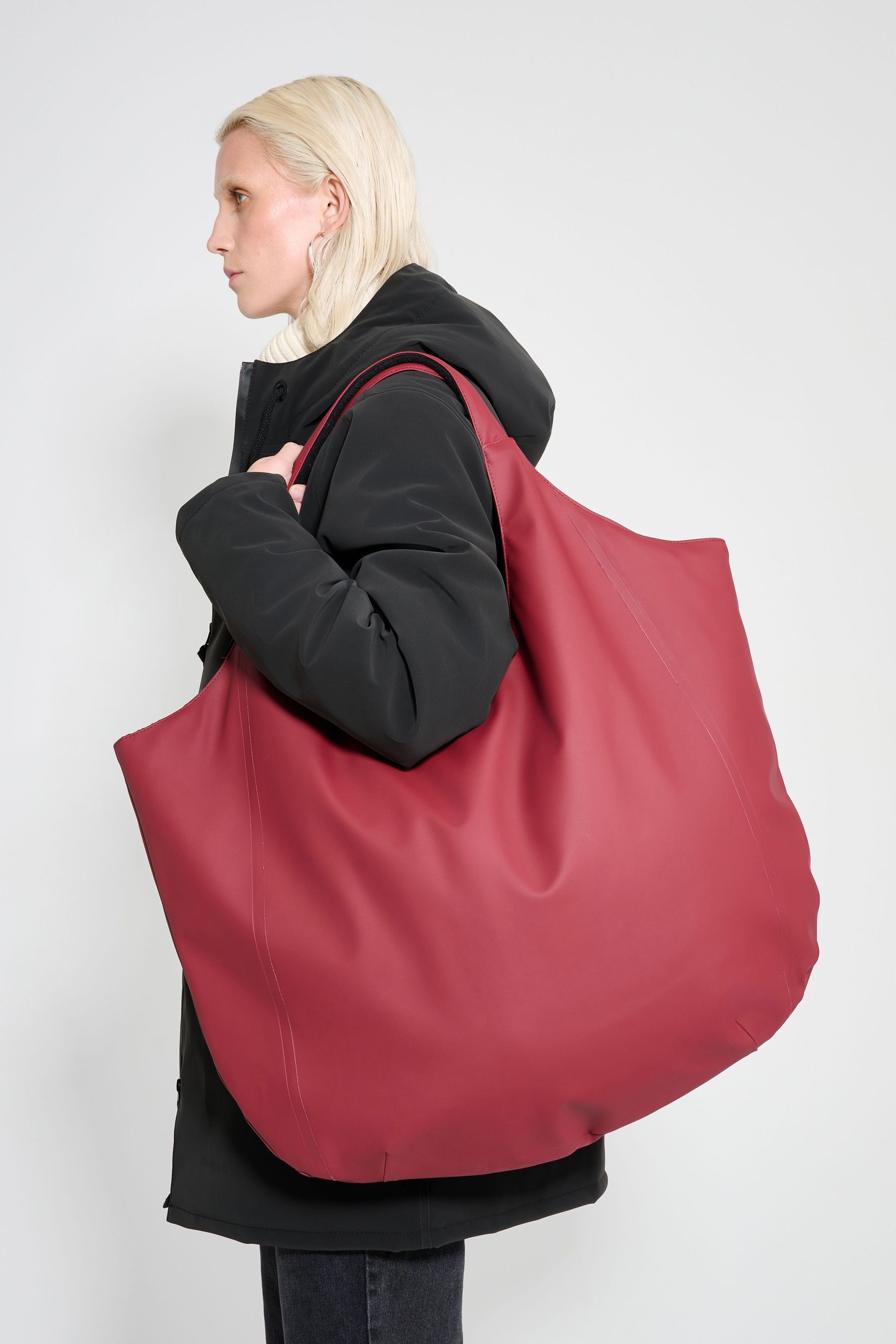 stutterheim svea puffer bag burgundy accessories bags tote-bags