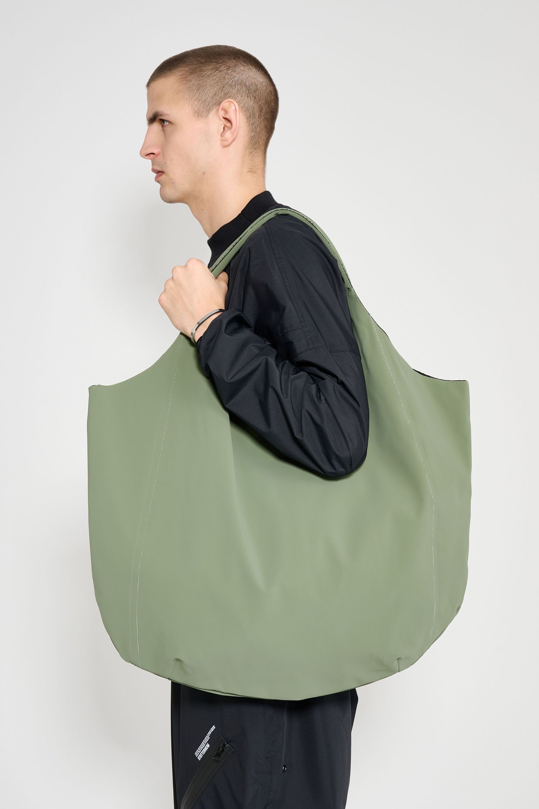 stutterheim svea puffer bag matte dry green accessories bags tote-bags